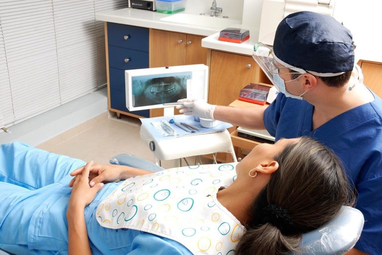 Co wiąże się z założeniem implantów dentystycznych?
