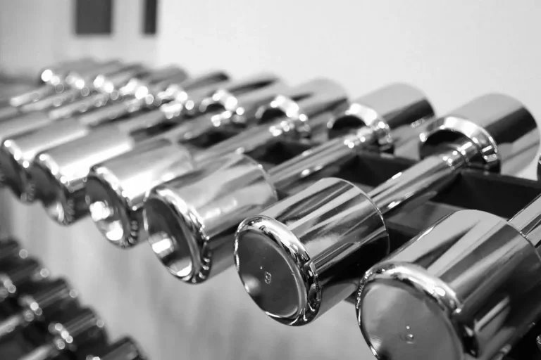 Budowanie masy mięśniowej vs redukcja – od czego powinieneś zacząć?